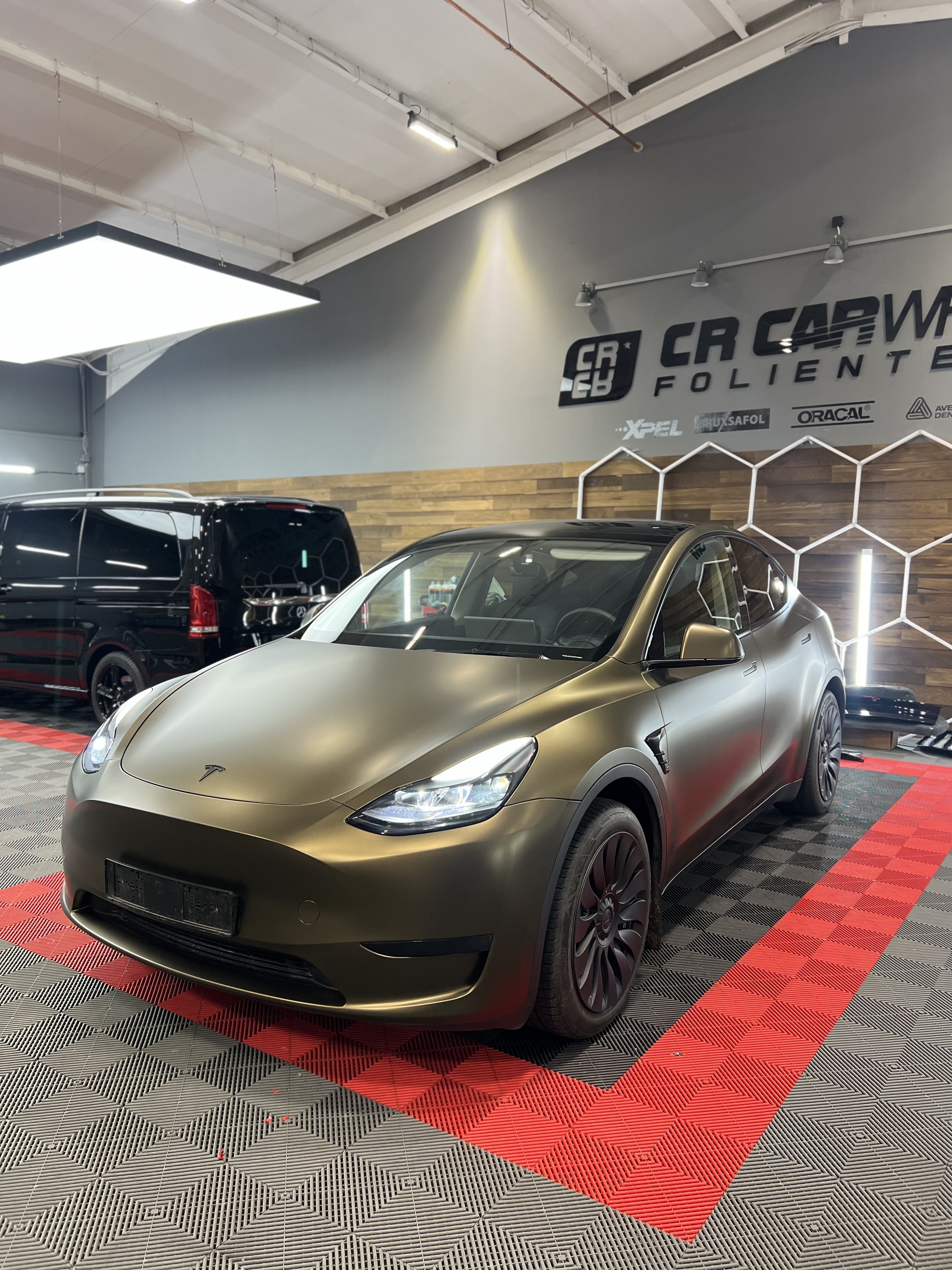 Tesla Model Y Komplettfolierung matt bond gold